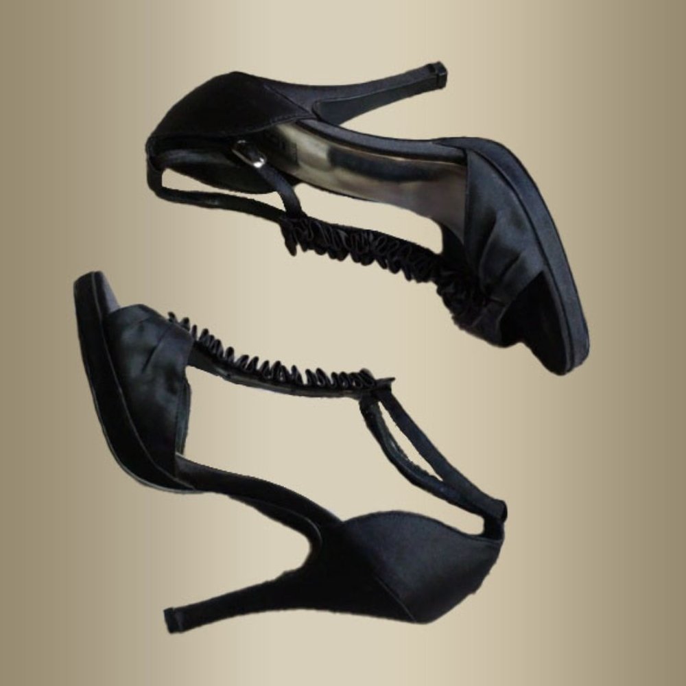 Baker's Black Open Toe Ruffle T-Strap Heels Size 7